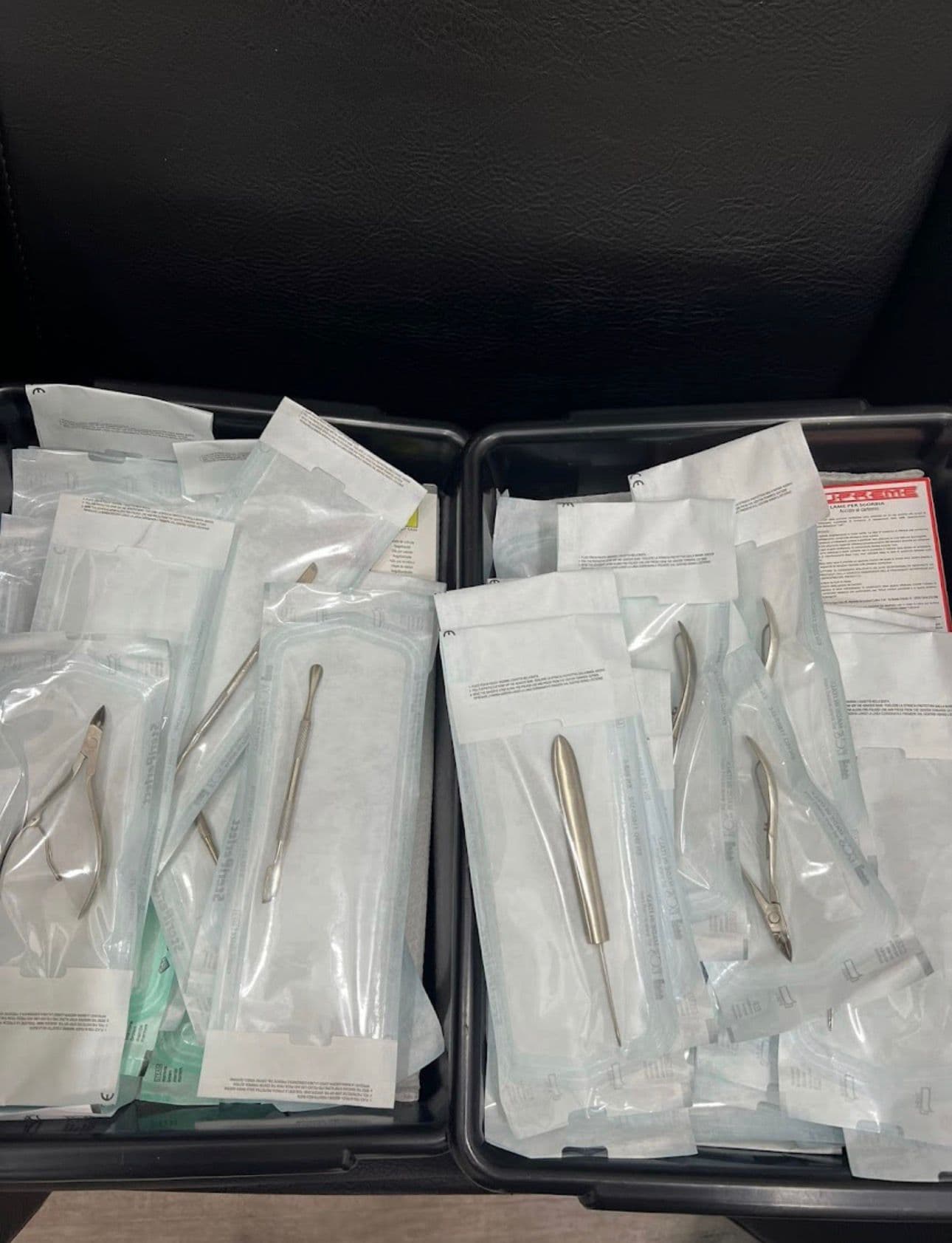 Strumenti sterilizzati e imbustati